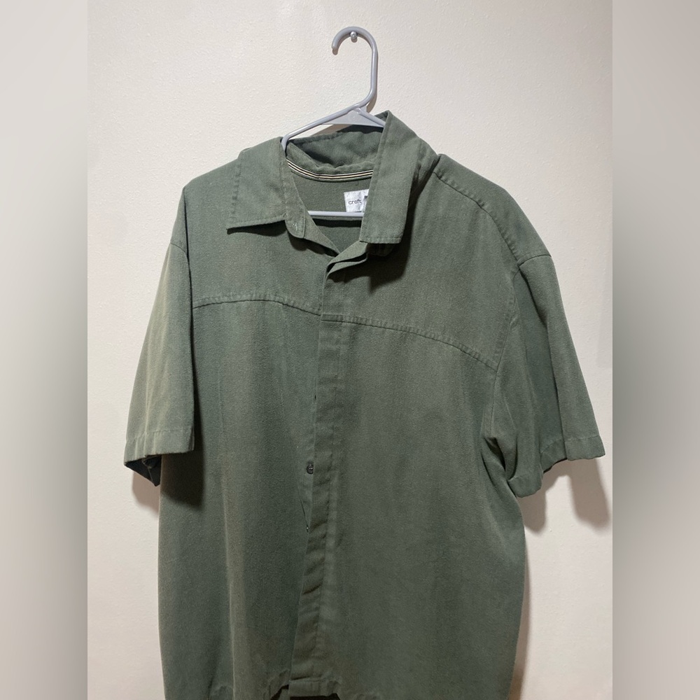 Green men’s sleeveless button up